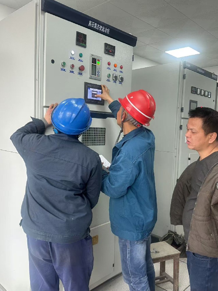 長(zhǎng)沙文鋮電氣對(duì)客戶訂制的高壓固態(tài)軟啟動(dòng)柜進(jìn)行現(xiàn)場(chǎng)調(diào)適